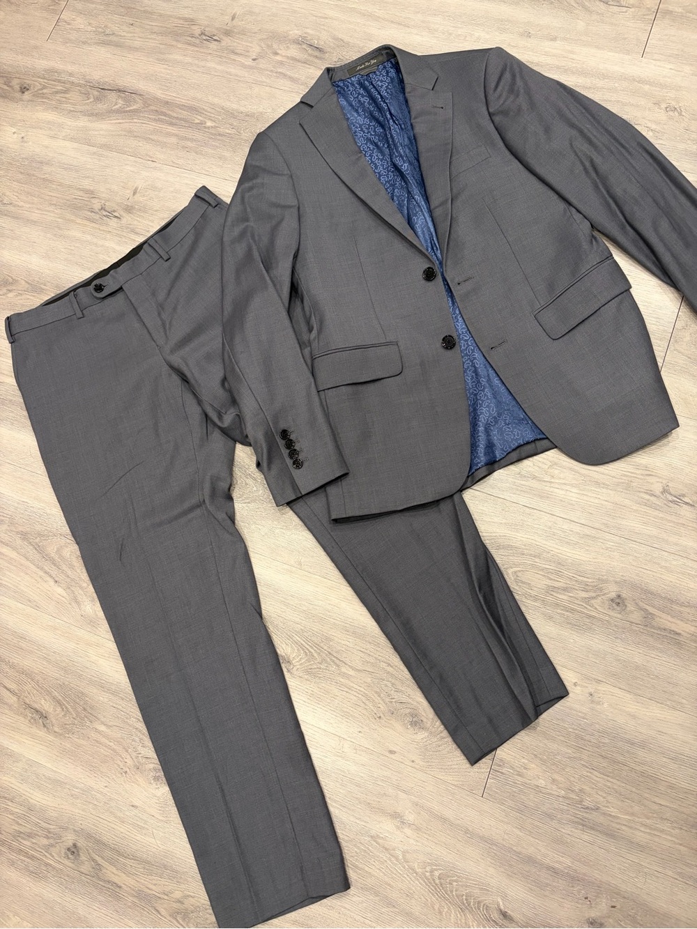 Men's Classic Gray Two-Piece Suit - Modern Fit